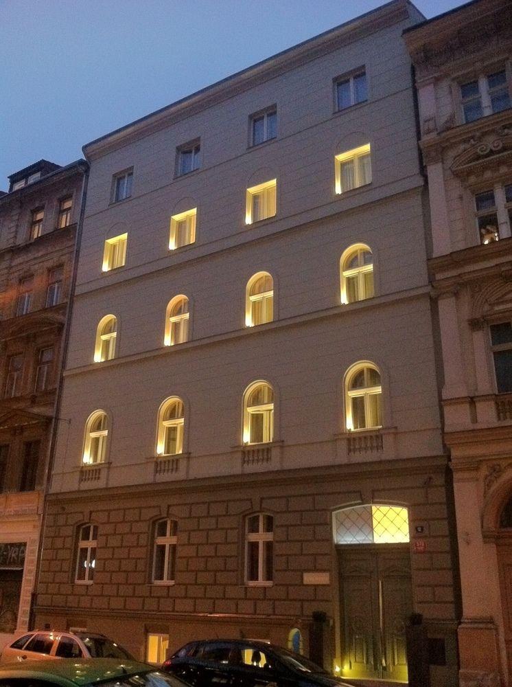Pure White Hotel Prága Kültér fotó